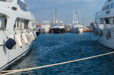 Genua  Italien  Luxusyachten im Hafen von Genua