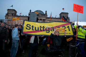 Berlin  Deutschland  Protestanten gegen Stuttgart 21 am Tag der Deutschen Einheit