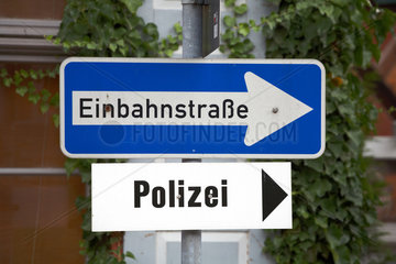 Plau am See  Deutschland  Verkehrsschild und Hinweisschild Polizei