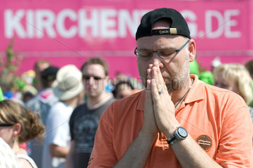 Dresden  Deutschland  ein Mann betet zum Abschlussgottesdienst des 33. Evangelischen Kirchentages