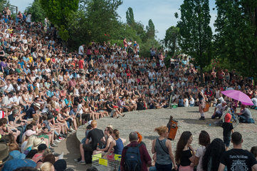 Berlin  Deutschland  Zuschauer bei einer Karaokeshow im Mauerpark