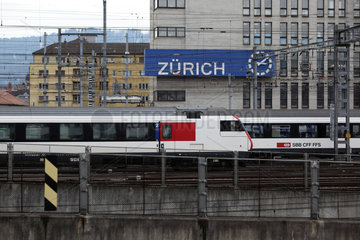 Zuerich  Schweiz  Zuege der Schweizerischen Bundesbahn bei der Ein- und Ausfahrt am Hauptbahnhof