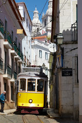 Lissabon  Portugal  Strassenbahn der Linie 28 auf der Rua das Escolas Gerais