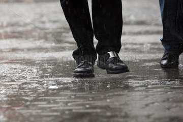 Iffezheim  Deutschland  Detailaufnahme  Spaziergang im Regen
