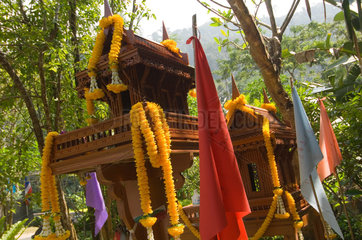 Khao Lak  Thailand  Altar fuer Hausgeister