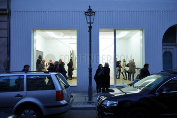 Berlin  Deutschland  Gallery Weekend  Besucher einer Galerie in der Linienstrasse