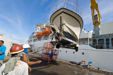 Papeete  Franzoesisch-Polynesien  Ent- und Beladung im Hafen