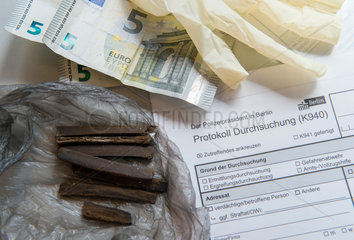 Berlin  Deutschland  Polizeiliche Durchsuchung nach Drogenrazzia