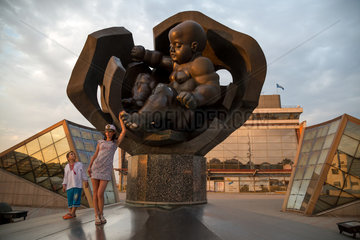 Odessa  Ukraine  Touristen machen Fotos an einer Skulptur am Hafen