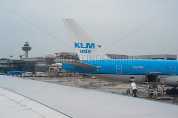 Singapur  Republik Singapur  ein Flugzeug der KLM auf dem Flughafen Singapur