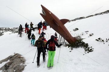 Krippenbrunn  Oesterreich  Menschen machen eine Schneeschuhwanderung am Krippenstein