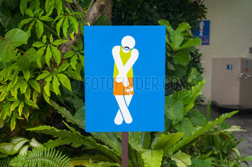 Singapur  Republik Singapur  Schild einer Herrentoilette auf der Insel Sentosa