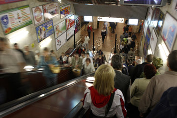 Minsk  Weissrussland  Rolltreppe zur Metro