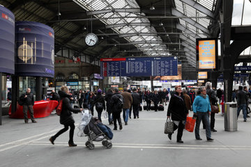 Zuerich  Schweiz  Reisende in der Eingangshalle des Hauptbahnhof