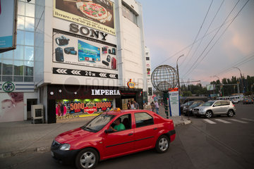 Chisinau  Moldau  Taxi vor einer Spielhalle