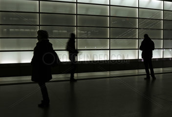 Berlin  Deutschland  Silhouetten von Reisenden am Bahnhof Potsdamer Platz