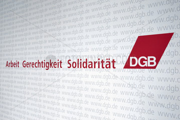 Berlin  Deutschland  Logowand des Deutschen Gewerkschaftsbundes  DGB