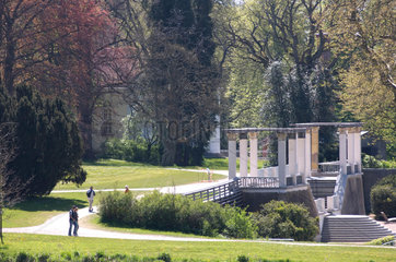 Putbus  Deutschland  Besucher im Schlosspark