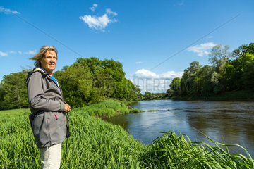 Starczanowo  Polen  eine Frau geniesst die Natur an der Warthe