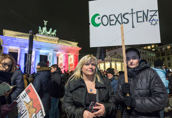 Berlin  Deutschland  Mahnwache des Zentralrats der Muslime anlaesslich der Terroranschlaege in Paris