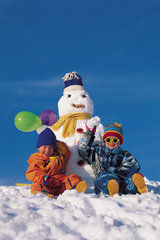 Koessen  Osterreich  Kinder mit einem Schneemann im Skigebiet Hochkoessen