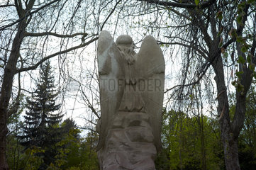 Berlin  Deutschland  Engelsfigur auf dem alten Domfriedhof der St. Hedwigsgemeinde