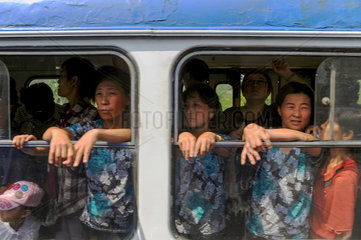 Pjoengjang  Nordkorea  Menschen in einer vollbesetzten Strassenbahn