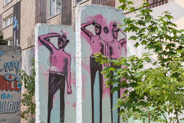 Berlin  Deutschland  Mauersegment mit Graffiti in der Koepenicker Str. in Berlin-Mitte