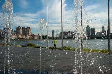 Singapur  Republik Singapur  Jogger am Flussufer