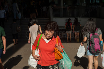 Singapur  Republik Singapur  Passanten verlassen ein Einkaufszentrum