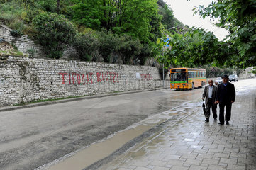 Berat  Albanien  Maenner laufen durch die Strassen
