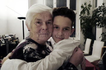 Berlin  Deutschland  Oma und Enkel umarmen sich