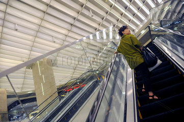 Singapur  Republik Singapur  eine Frau auf einer Rolltreppe