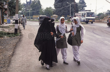 Srinagar  Indien  Gruppe muslimischer Maedchen