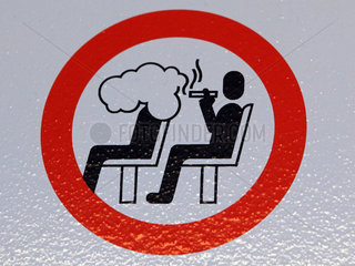 Zuerich  Schweiz  Hinweisschild  Rauchen im Bus verboten
