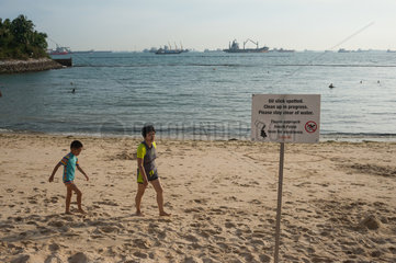Singapur  Republik Singapur  Badegaeste am Palawan Strand