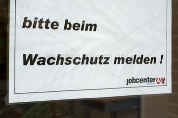 Berlin  Deutschland  Hinweisschild Wachschutz am Jobcenter Berlin-Mitte