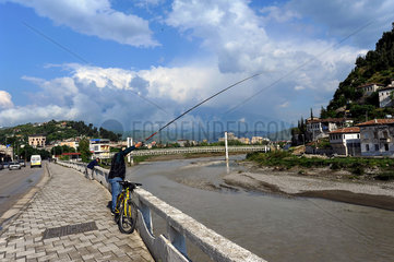 Berat  Albanien  ein Mann angelt am Ufer des Osum-Flusses