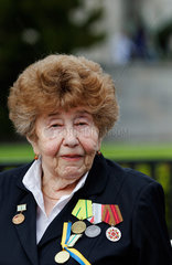 Berlin  Deutschland  Veteranin am Sowjetischen Ehrenmal zum Gedenken an das Ende des 2. Weltkriegs