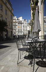 Paris  Ile-de-France  Frankreich - Tische und Stuehle vor einem Restaurant in der Rue Bachaumont im 2. Arrondissement.