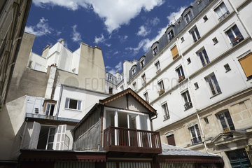 Paris  Ile-de-France  Frankreich - Blick in einen dicht bebauten Hinterhof in der Rue des Francs Burgeois.