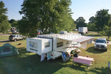 Mystic  Vereinigte Staaten von Amerika  Campingplatz mit Wohnwagen und SUV