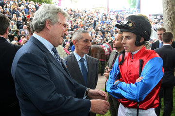 Paris  Frankreich  Georg Baron von Ullmann (links)  Privatbankier  Jean-Pierre Carvalho  Pferdetrainer und William Buick  Jockey