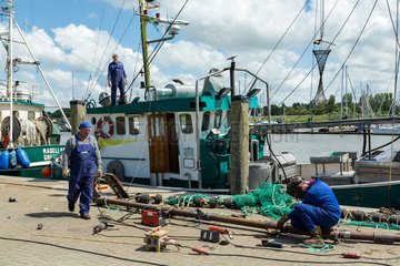 Greetsiel  Deutschland  Reparatur von Fischkuttern in der Greetsieler Werft