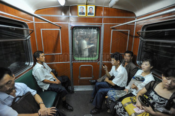 Pjoengjang  Nordkorea  Fahrgaeste in einer U-Bahn