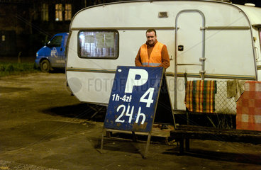 Posen  Polen  ein Parkwaechter wartet vor seinem Campingwagen auf Kundschaft