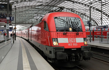 Berlin  Deutschland  Interregio-Express der Deutschen Bahn AG faehrt im Hauptbahnhof ein