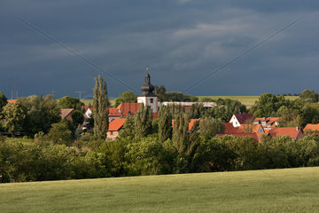 Waltersleben  Thueringen  Sicht auf die Ortschaft umgeben von Feldern