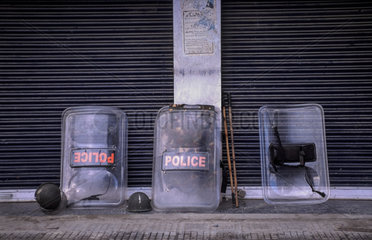 Srinagar  Indien  abgelegte Schutzausruestung des indischen Paramilitaers