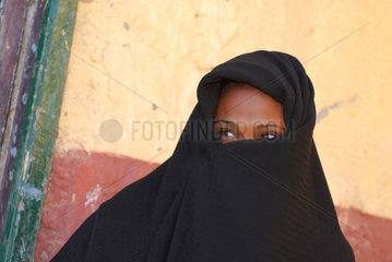 Assuan  Aegypten  Portraet einer Frau im nubischen Dorf
